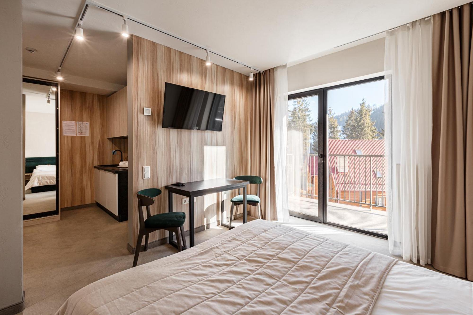 Hotel Hvoya & 3*