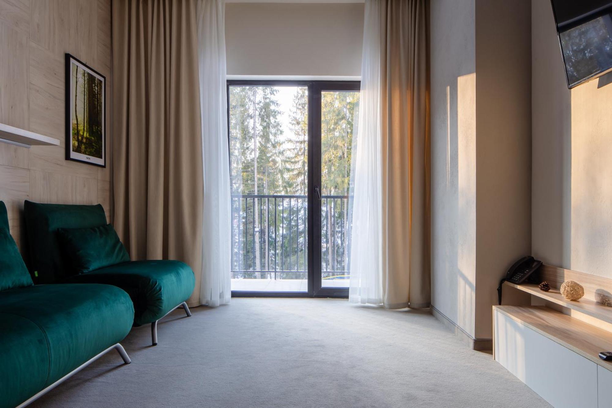 Hotel Hvoya & 3*